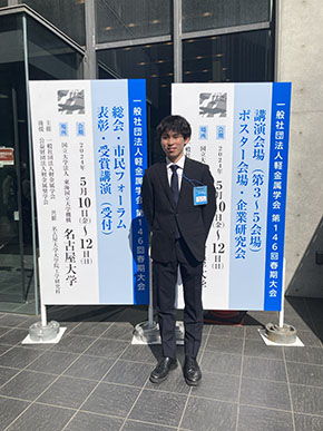 会場前にて